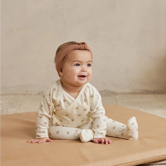 Quincy Mae 3-6m 2pc footed kimono set - Picture 4 of 4